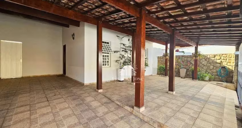 Casa com 3 dormitórios à venda, 250 m² por R$ 700.000,00 - Jardim Bela Vista - Guaratinguetá/SP