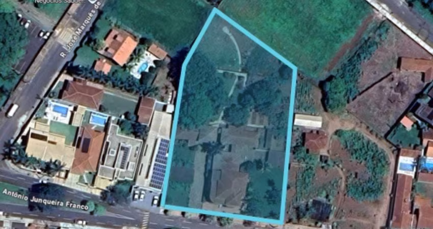 Casa em Área de 4.723 m² - Centro - Colina - SP