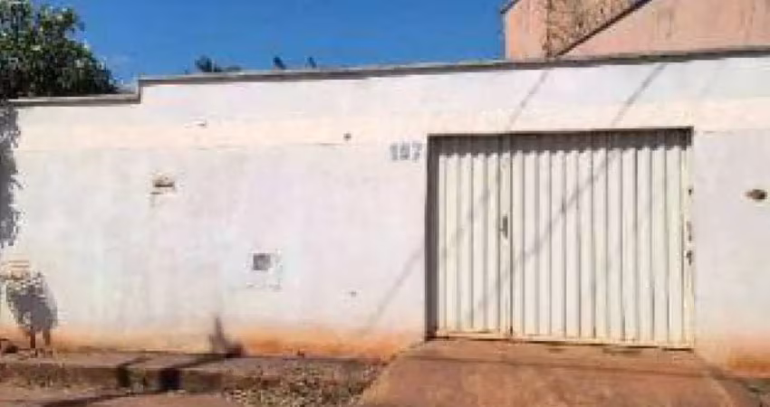 Casa à venda na Rua Alarico Novais, 187, Lagoa Azul, Ituiutaba