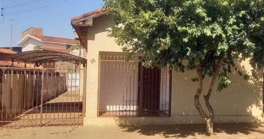 Casa com 3 quartos à venda na Rua Joao Goncalves, 25, Centro, Frutal