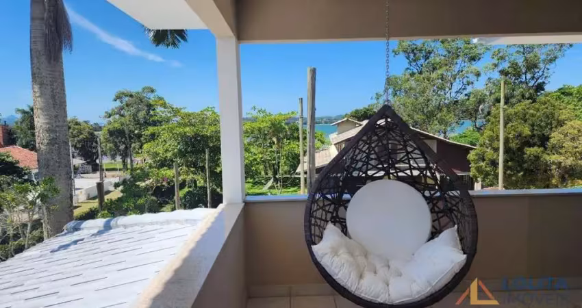 Casa com 3 suítes e 4 vagas na garagem à venda em Imbituba/SC.