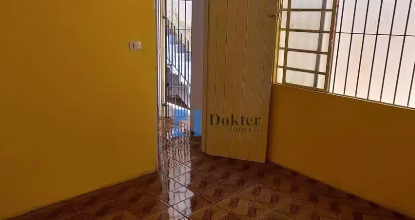 Casa em vila, oferecendo um ambiente calmo e familiar. com 2 dormitórios, localizado próximo à rua parapuã em uma localização super privilegiada