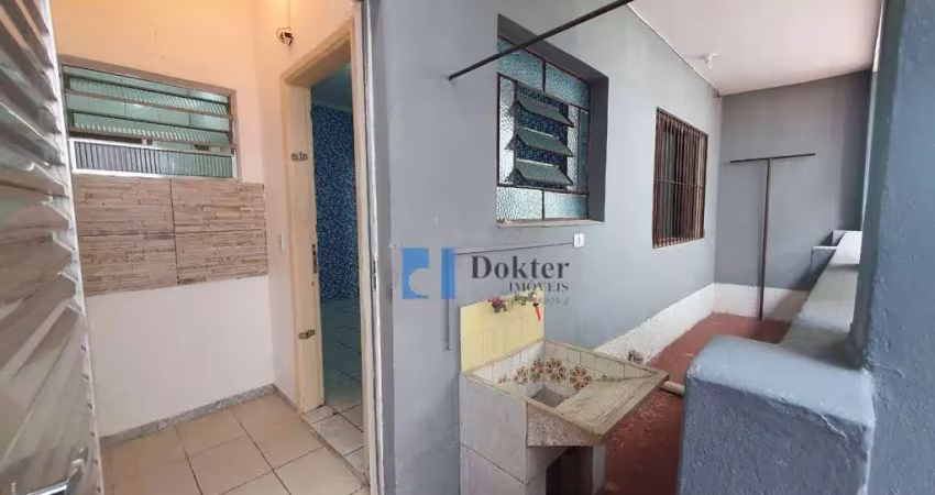 Casa em vila, oferecendo um ambiente calmo e familiar. com  1 dormitório, localizado próximo a av. min. petrônio portela