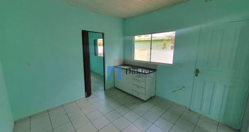 Casa em vila, oferecendo um ambiente calmo e familiar. com 1 dormitório, sala a e cozinha, localizada próxima a rua joão cordeiro