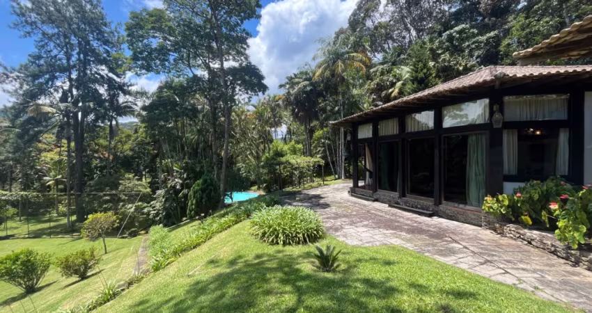 Casa colonial em condomínio com 7.000m² de vista espetacular!