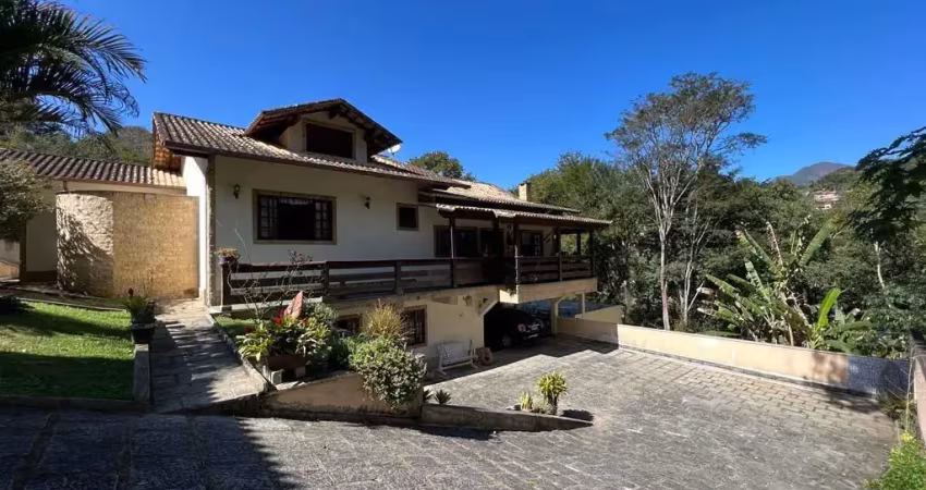 Casa duplex à venda em bairro nobre de Teresópolis – 4 quartos | 2 suítes