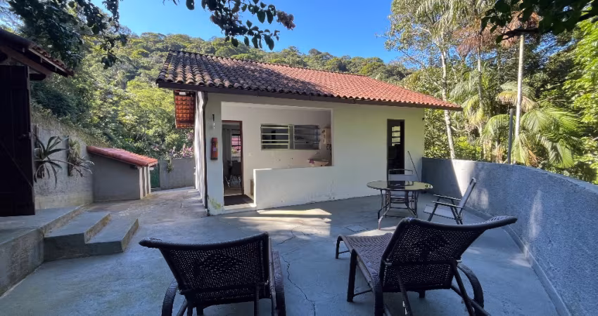Linda casa no Comary em meio a natureza