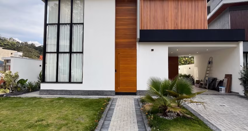 Casa de alto padrão em condomínio com lazer completo