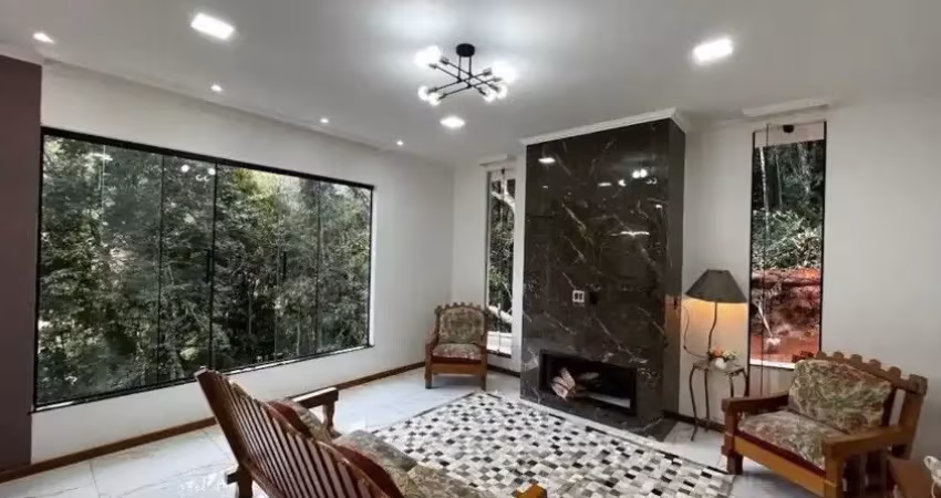Casa reservada em meio à natureza – localização privilegiada!