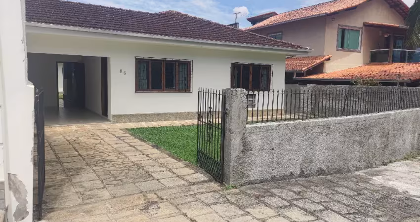 Casa linear com quintal e jardim próximo ao centro – 3 quartos | r$ 690.000,00