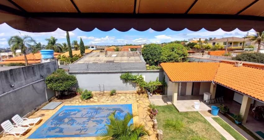 Belo Sobrado com fino acabamento em terreno plano, com área verde, piscina aquecida, churrasqueira, sauna e posição privilegiada dentro do condomínio.