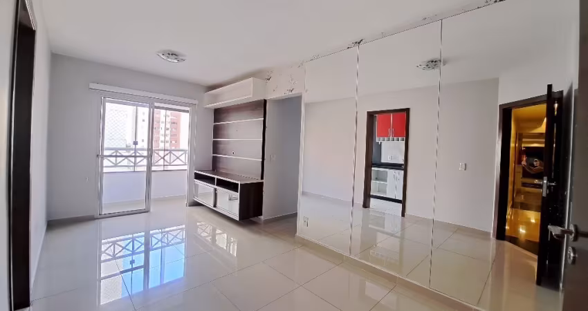 Apartamento desocupado, canto, vista parcial livre, armários planejados, piso porcelanato, lazer com piscina aquecida, próximo metrô.