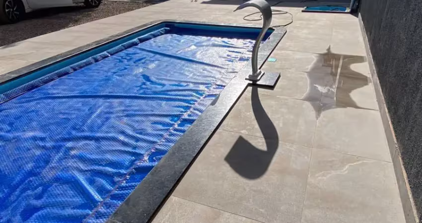 Casa Nova, alto padrão, 3 quartos, piscina aquecida, churrasqueira. Estuda Permuta.