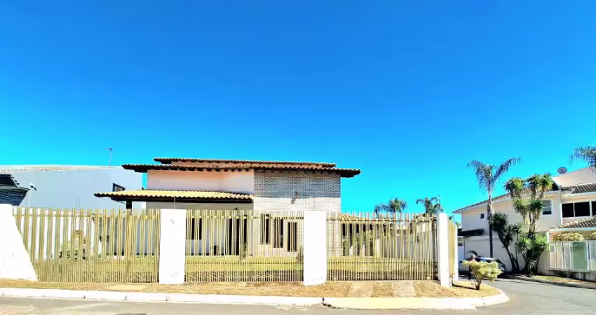 Excelente lote de esquina, acesso as residencias pela frente e lateral, piscina aquecida, sauna, pomar, cond alto padrão.