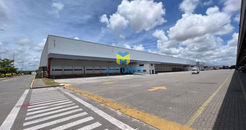 Alugue galpão em Condomínio com 4.888m², em Prazeres. Possui 8 docas e pátio.