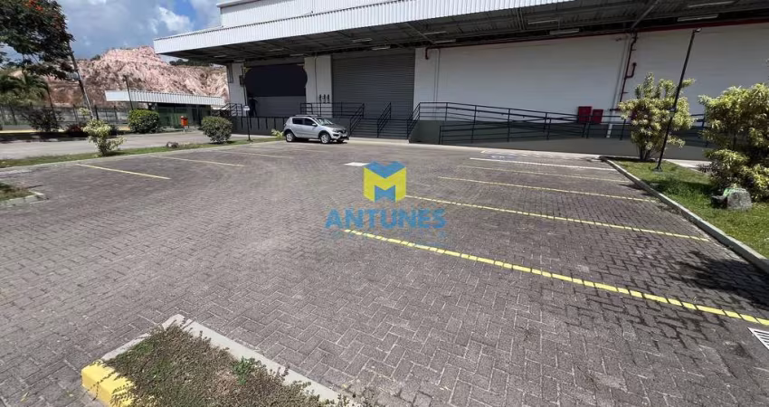 Alugue galpão em Condomínio, com 1.090m² em Comportas (Prazeres). Possui doca