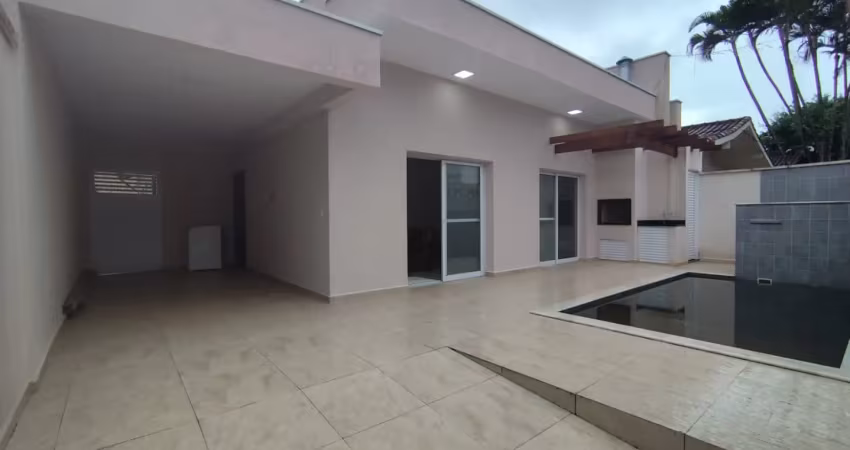 Locação definitiva – casa mobiliada com piscina a 200m da praia!