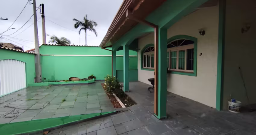 Casa com 3 quartos para alugar na Av. Luciano de Bona, Balneário Casa Blanca, Peruíbe
