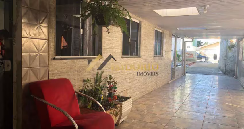 ÓTIMA CASA! 455m² DE ÁREA TOTAL, 04 QTOS., BEM LOCALIZADO