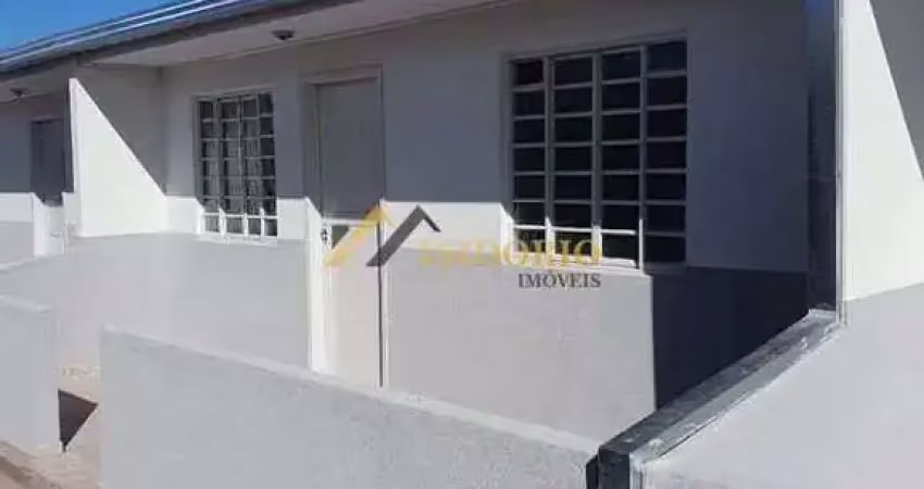 Bela casa de condominio!!! 02 qtos., vaga de gar., bem loc.