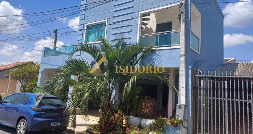 AMPLO SOBRADO EM COLOMBO! 05 QUARTOS, 02 SUÍTES, ÁREA GOURMET