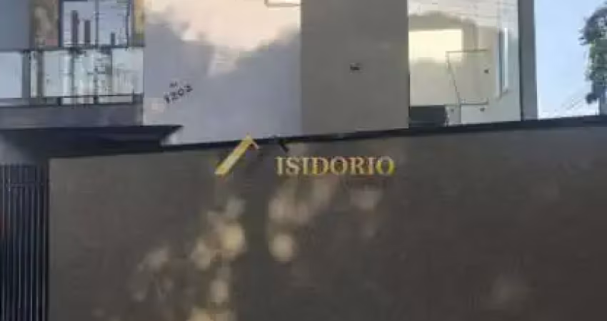 Sobrado no sítio cercado! 2 quartos, 1 suíte com 2 garagem!