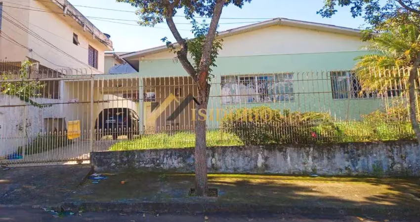 Ótima casa com terreno amplo, 03 qtos, 1 suíte, bem localizado