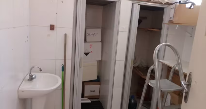 Galpão com acesso para caminhão,localizado em rua nobre de são cristóvão.