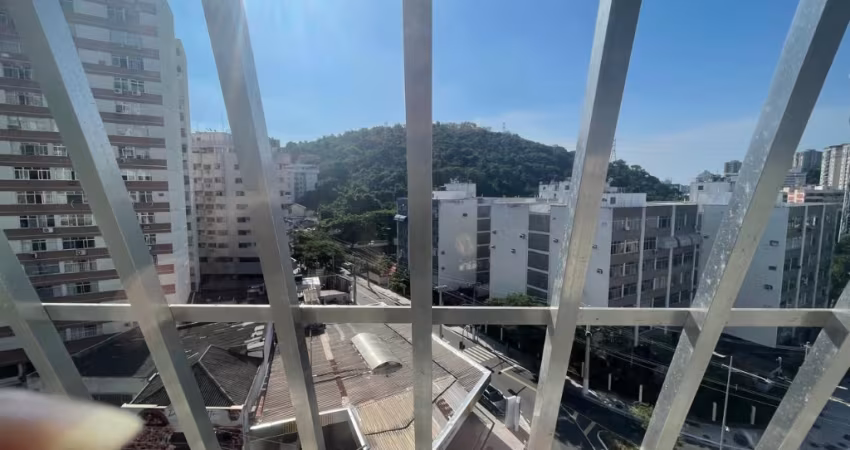 Miguel de Frias:3 quartos,cozinha .area de serviço,Condomínio portaria 24h.