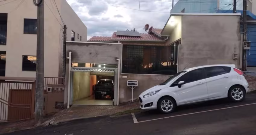 Casa 03 dormitórios, com SALA COMERCIAL, á venda no bairro Santa Maria, Chapecó-SC. Conheça!!