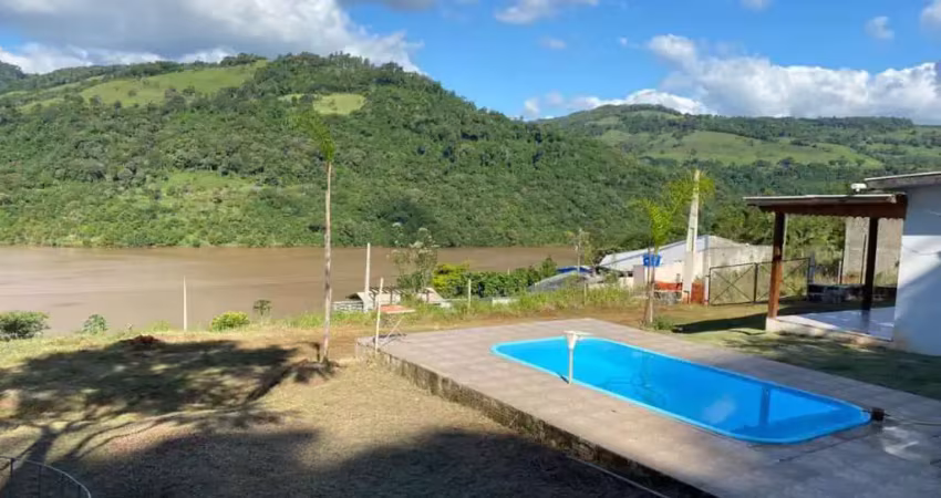 Casa de campo, com piscina, linda vista do Uruguai a venda no Goio-ên, Chapecó. Clique para ver mais.
