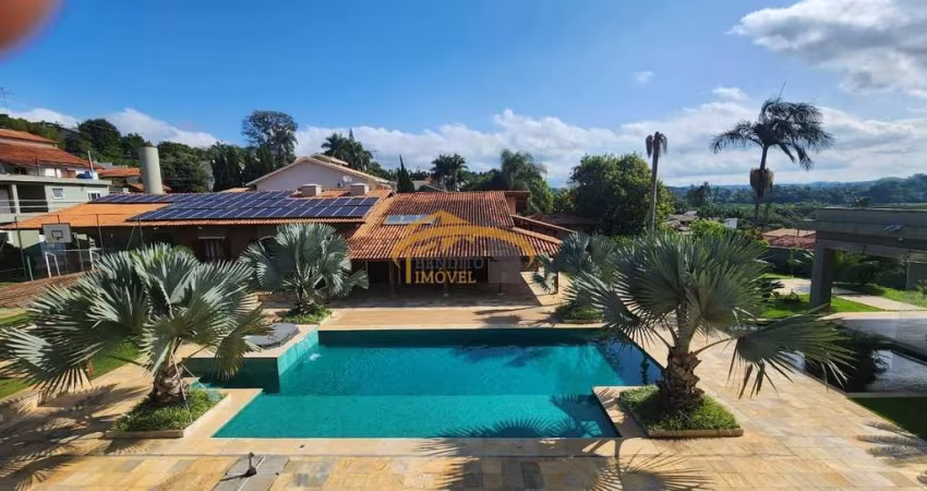 Casa térrea para venda em condomínio fechado, Cotia, com 6 dormitórios, sendo 4 suítes, edícula, piscina, academia e área gourmet.