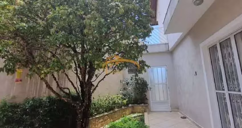Casa para venda, Vila Campesina, Osasco, com 3 suítes, escritório, 4 vagas de garagem, quintal com churrasqueira.