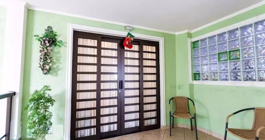 Sobrado Vila Yolanda, 5 dorm., sendo 2 suítes, 2 vagas de garagem, quintal com churrasqueira.