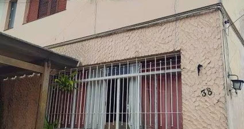 Sobrado com 3 dormitórios, sendo 1 suíte, quintal e garagem para 3 carros.