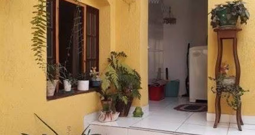 Casa assobradada, no KM 18, Osasco, com 3 dormitórios, sendo 1 suíte, quintal, garagem para 2 carros e um salão comercial.