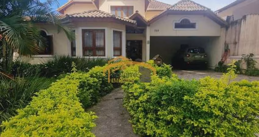 Casa térrea em condomínio fechado, Nova Higienópolis, com 3 suítes, 4 vagas de garagem, quintal com churrasqueira e piscina.
