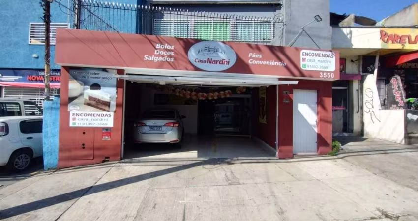 Espaço comercial com estrutura de antiga padaria.