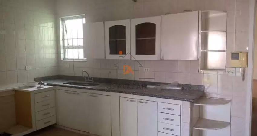 Casa térrea,  300 metros do metrô, 3 quartos, 2 vagas de garagem