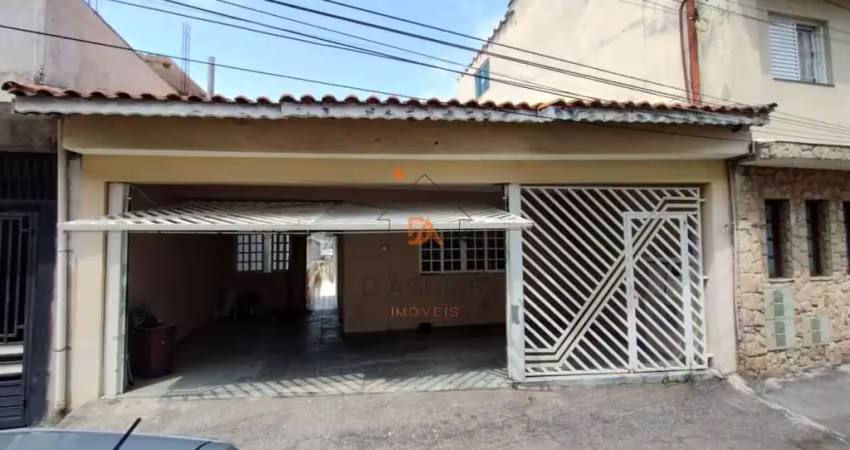 Sobrado amplo com 03 dormitórios (uma suíte),02 vagas e quintal