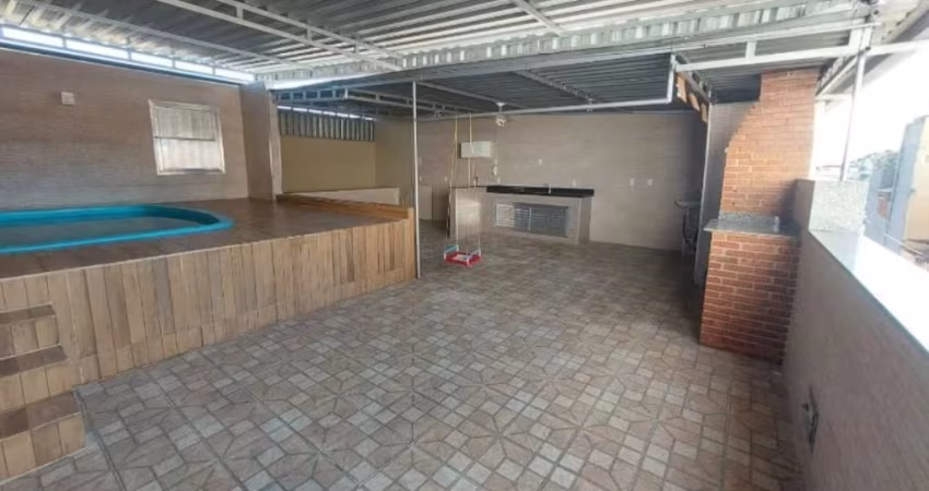 Vendo uma excelente casa com piscina