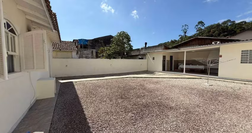 Casa em Biguaçu próximo a BR-101, amplo quintal com escritura publica