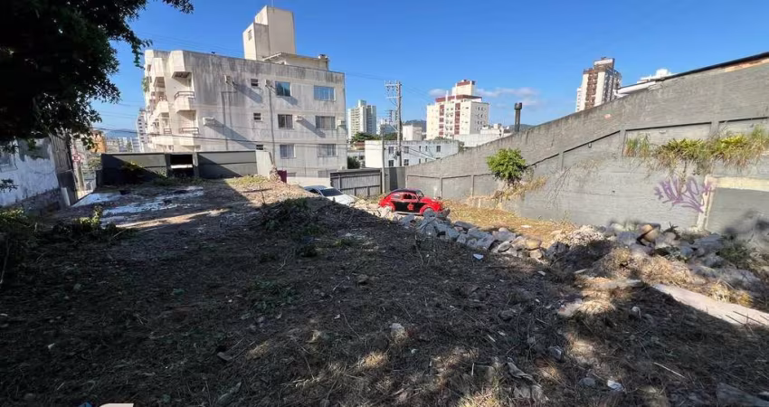 Terreno com 1056 m² no coração do bairro Estreito - Florianópolis