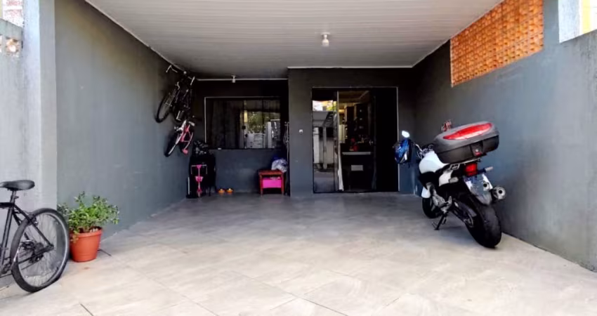 Linda Casa com garagem coberta e teto rebaixado