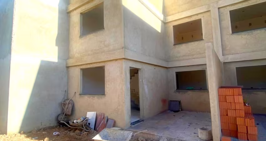 EXCELENTE SOBRADO EM CONDOMINIO LOCALIZADO NO SITIO CERCADO