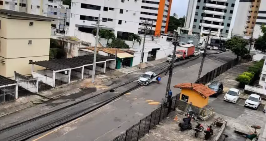 Apartamento reformado, porcelanato, 2/4 + dependencia. ótima localização.
