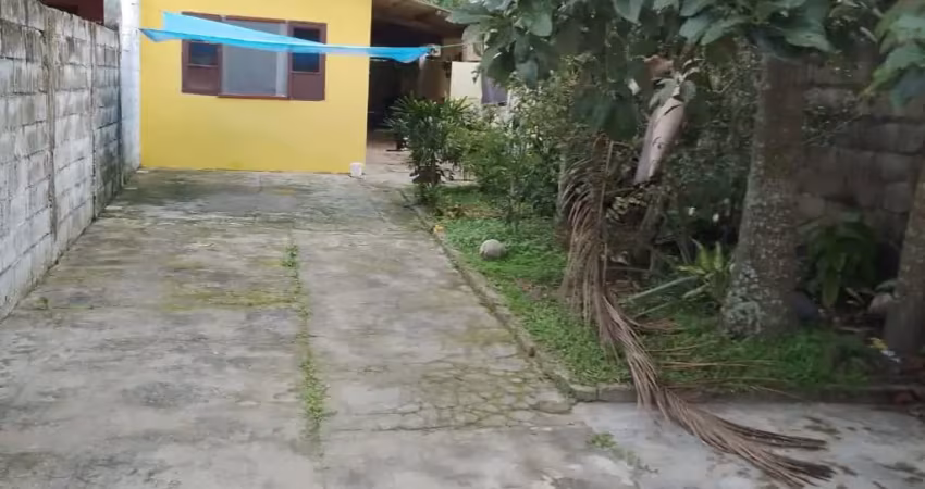 Casa para venda na praia de itanhaém com espaço para fazer piscina