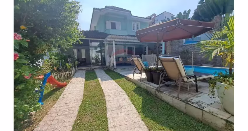 Excelente casa em condomínio tradicional  , localizado  na estrada de jacarépagua