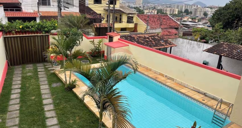 Casa de condomínio à venda  na Taquara: Conforto,  Natureza. Piscina privativa e churrasqueira!!
