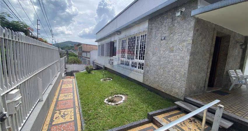 'Casa dos Sonhos em Jacarepaguá – 5 Quartos e Jardim'